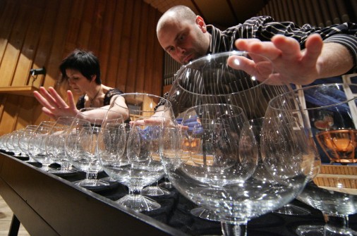Anna and Arkadiusz Szafraniec “The Glass Duo” playing the glass harp.